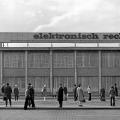 Thomas Steinert: Haltestelle der Straßenbahn am »Robotron-Rechenzentrum«
Windmühlenstraße, Leipzig 1976
Piezo-Pigment-Print, 40 x 40 cm
Ed. 7, signiert, editioniert verso 

